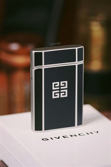 Bật lửa Givenchy 2000 .